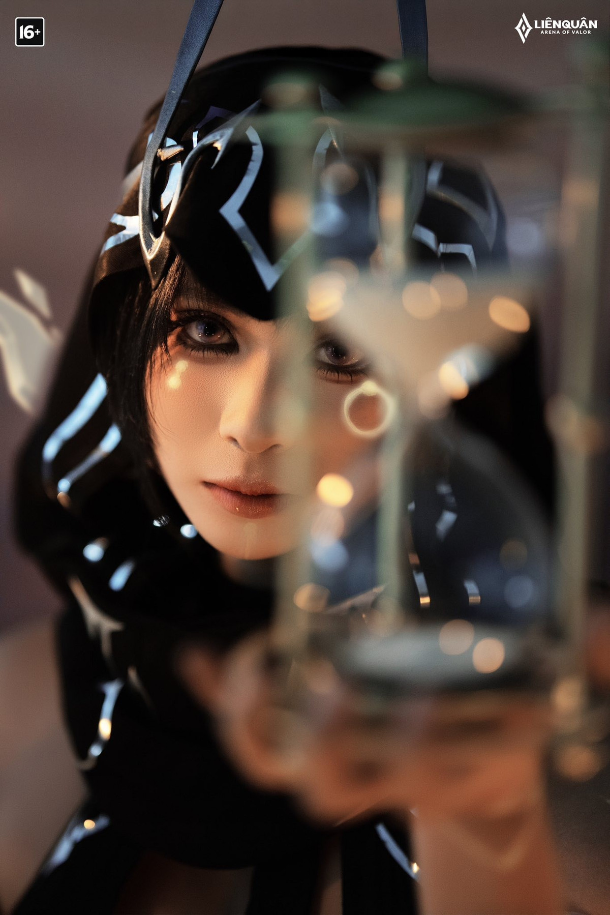 Tướng Azzen'ka trong Liên Quân Mobile đã được làm lại ở phiên bản gần đây, với sự thay đổi lớn nhất là chuyển đổi ngoại hình từ nam sang nữ, trở thành một vị nữ thần sa mạc. (Ảnh: Garena Liên Quân Mobile)