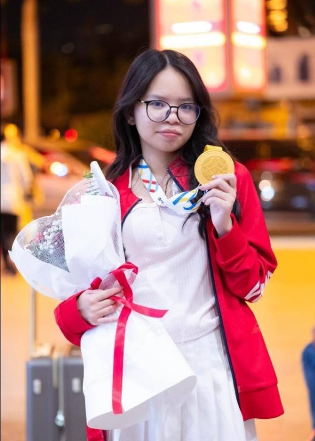 Tại kỳ SEA Games 33, nữ tuyển thủ Nguyễn Thanh Duyên cùng với những người đồng đội của mình đã trở thành niềm tự hào của thể thao nước nhà khi xuất sắc giành Huy chương Vàng (HCV) bộ môn E-sport.