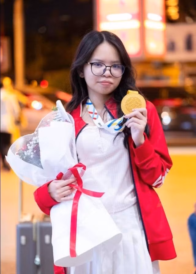 Tại kỳ SEA Games 33, nữ tuyển thủ Nguyễn Thanh Duyên cùng với những người đồng đội của mình đã trở thành niềm tự hào của thể thao nước nhà khi xuất sắc giành Huy chương Vàng (HCV) bộ môn E-sport.