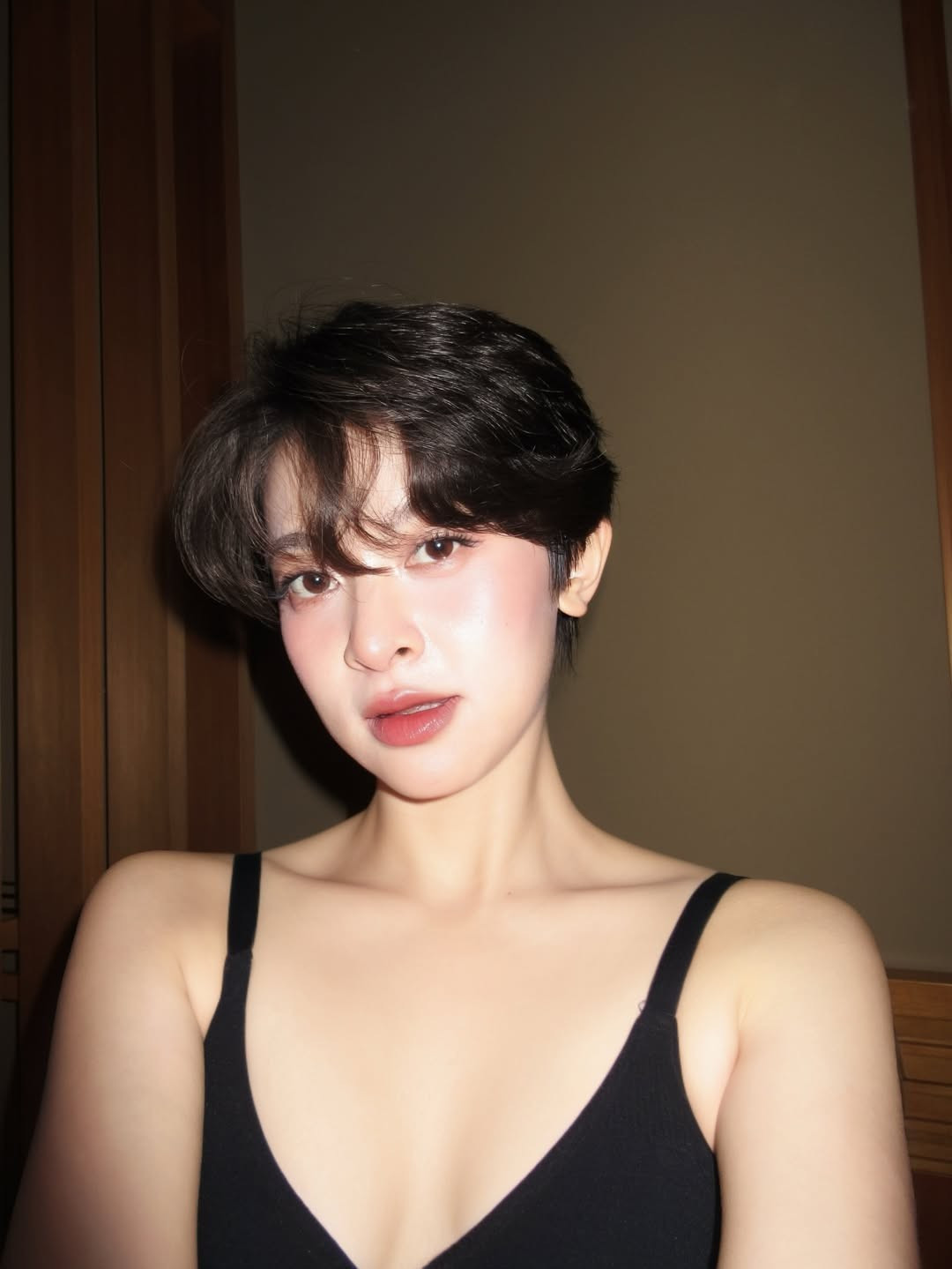 Bộ đồ bơi tuy tối giản nhưng khéo léo tôn lên đường cong cơ thể quyến rũ, đặc biệt là vòng eo nhỏ nhắn và đôi chân thon gọn. (Ảnh: IGNV)