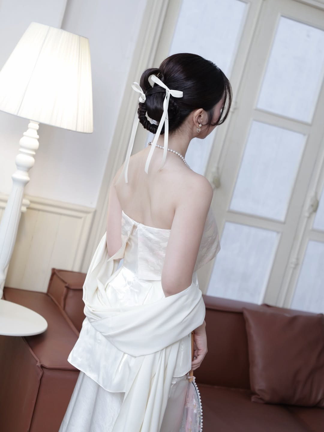 Kết hợp cùng áo là chân váy dài tông xuyệt tông bằng chất liệu lụa bóng cao cấp, ôm nhẹ vóc dáng tạo nên sự thanh thoát, kiêu sa như một nàng tiểu thư. (Ảnh: IGNV)