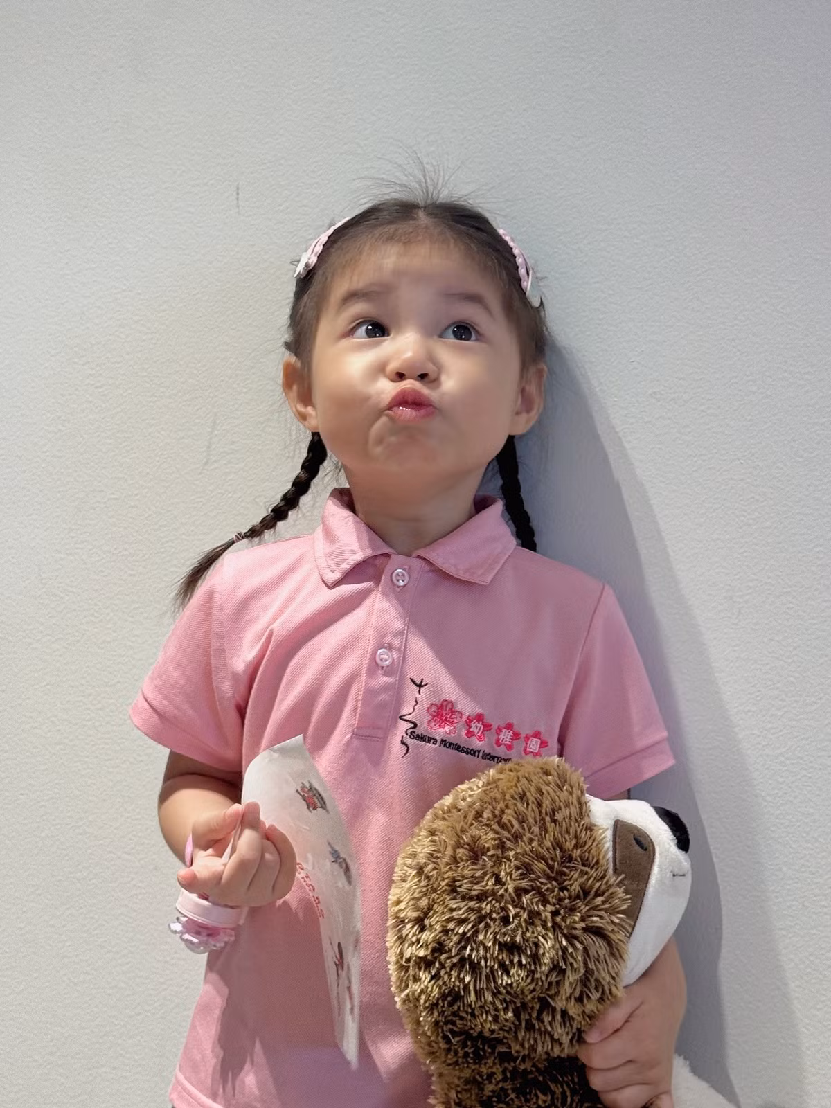 Ngày khai giảng năm học mới luôn là một dấu mốc đặc biệt trong cuộc đời mỗi đứa trẻ, và với bé Pam - "em bé triệu like" nổi tiếng trên mạng xã hội, ngày hôm nay lại càng thêm ý nghĩa khi các bức ảnh đáng yêu của con được Salim chia sẻ. (Ảnh: Facebook Hoàng Kim Ngân)