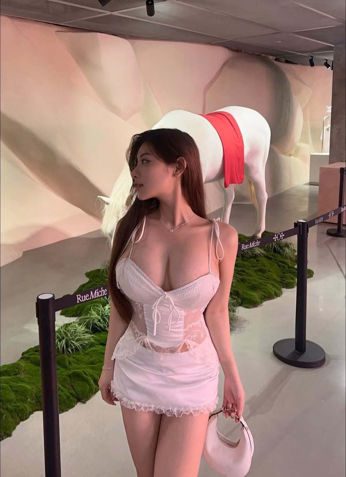 Trong loạt ảnh đó, cô nàng chia sẻ khoảnh khắc dạo chơi tại một không gian trưng bày nghệ thuật độc đáo, nơi có sự xuất hiện của mô hình một chú ngựa trắng ấn tượng. (Ảnh: FBNV)