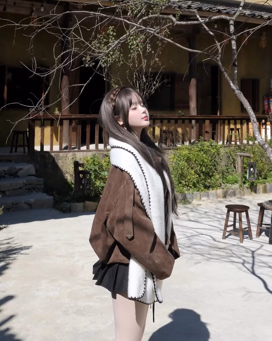 Lô Lô Chải, ngôi làng nằm ngay dưới chân Cột cờ Lũng Cú (Đồng Văn, Hà Giang), nổi tiếng với vẻ đẹp bình yên và đậm đà bản sắc văn hóa của người dân tộc Lô Lô. Đây là nơi những nếp nhà trình tường đất vững chãi nằm nép mình dưới bóng núi Rồng hùng vĩ, tạo nên một khung cảnh được ví như "ngôi làng cổ tích". (Ảnh: IGNV)