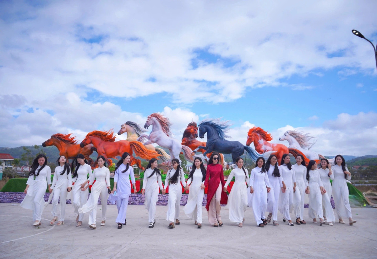 Tổng chiều tổ hợp linh vật khoảng 17m, rộng hơn 6m. Trong đó, mỗi con ngựa cao từ 2 đến 3,5m, được sơn các màu cam, trắng, nâu, xám hài hòa. (Ảnh: Trúc Dương)