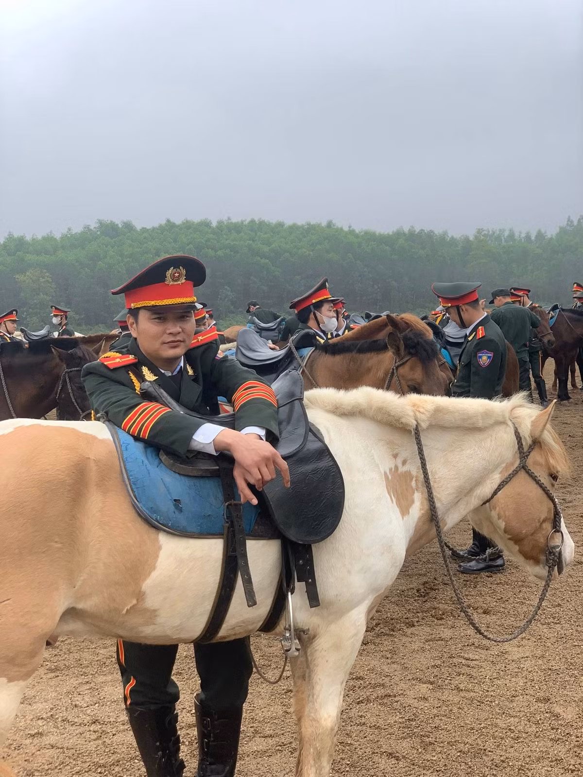 Sau đó không lâu, Út Ngáo tiếp tục xuất hiện trong lễ kỷ niệm 50 năm Ngày Giải phóng miền Nam, thống nhất đất nước (30/4/1975 – 30/4/2025) tại TP Hồ Chí Minh. Một lần nữa, chú lại thu hút sự chú ý khi sải bước trên đường phố.