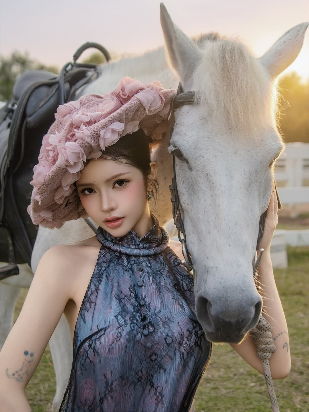 Rời xa những tranh cãi về nhan sắc trong quá khứ, Ciin của hiện tại sở hữu vẻ ngoài sắc sảo, tự tin sau những nỗ lực hoàn thiện bản thân. Cô không ngại thử nghiệm những phong cách khó, từ trẻ trung, năng động đến quyến rũ, quyền lực như trong bộ ảnh chào năm mới này. (Ảnh: IGNV)