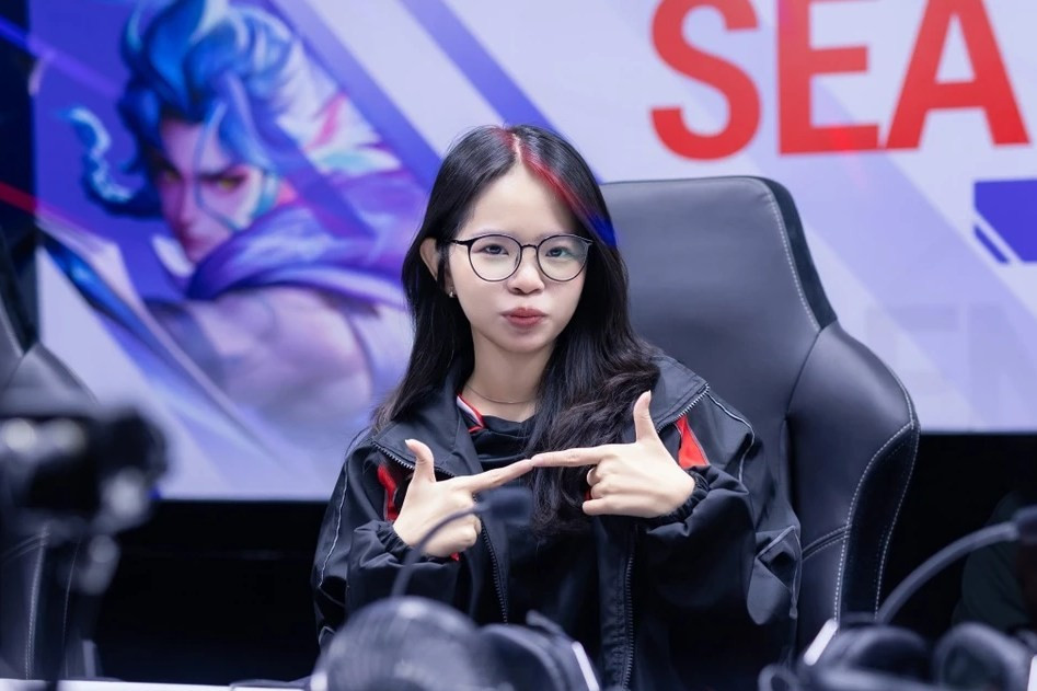 Số tiền thưởng đến từ nhà trường, các đơn vị đào tạo, đối tác của trường Đại học Ngân hàng TPHCM. Ngoài tiền mặt, Thanh Duyên cũng nhận được các món quà khác và 1 chiếc Iphone 17 Pro Max.