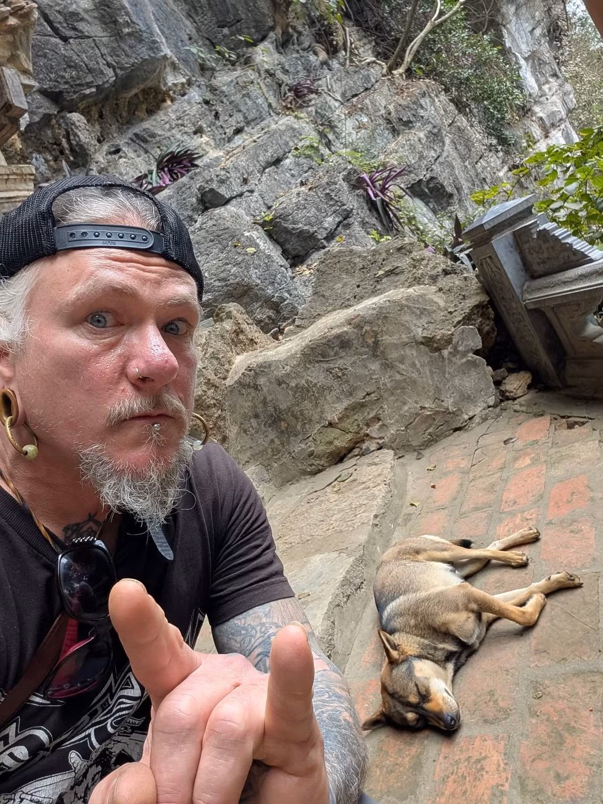 Bộ ảnh không chỉ cho thấy tình yêu động vật của vị khách phương xa mà còn vô tình quảng bá một khía cạnh rất khác của du lịch Việt Nam: sự bình yên, hiếu khách và những khoảnh khắc đời thường dung dị.