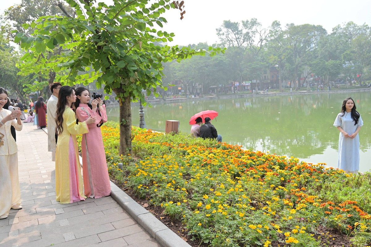 Dạo một vòng khu vực hồ Hoàn Kiếm, không khó để bắt gặp hình ảnh rất nhiều cô nàng đã rủ nhau xuống phố, diện những tà áo dài thướt tha để thực hiện bộ ảnh Tết sớm, tạo nên một khung cảnh vô cùng nhộn nhịp và thơ mộng.