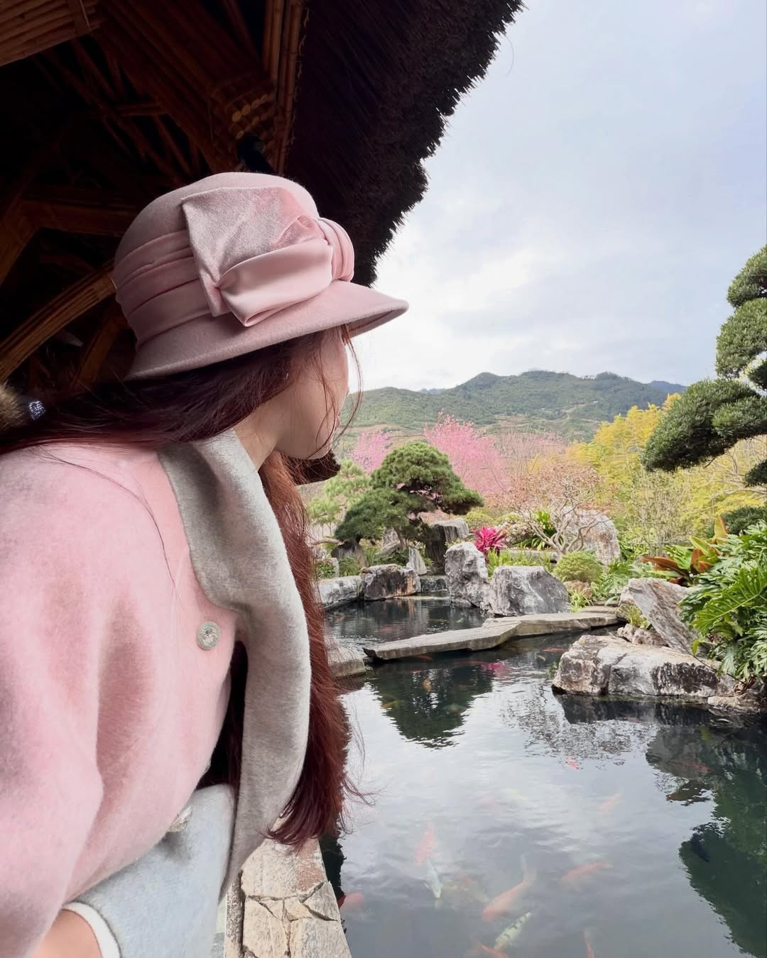 Sự chỉn chu trong từng bộ ảnh, từ khâu chọn trang phục đến bối cảnh, cho thấy tâm huyết của cô nàng trong việc xây dựng hình ảnh cá nhân chuyên nghiệp và đầy tính nghệ thuật. (Ảnh: FBNV)