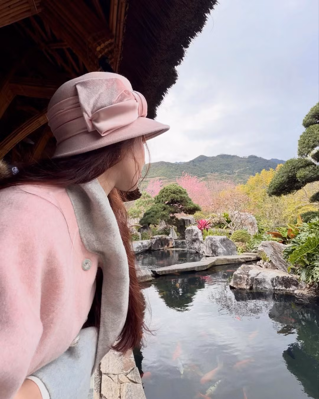 Sự chỉn chu trong từng bộ ảnh, từ khâu chọn trang phục đến bối cảnh, cho thấy tâm huyết của cô nàng trong việc xây dựng hình ảnh cá nhân chuyên nghiệp và đầy tính nghệ thuật. (Ảnh: FBNV)