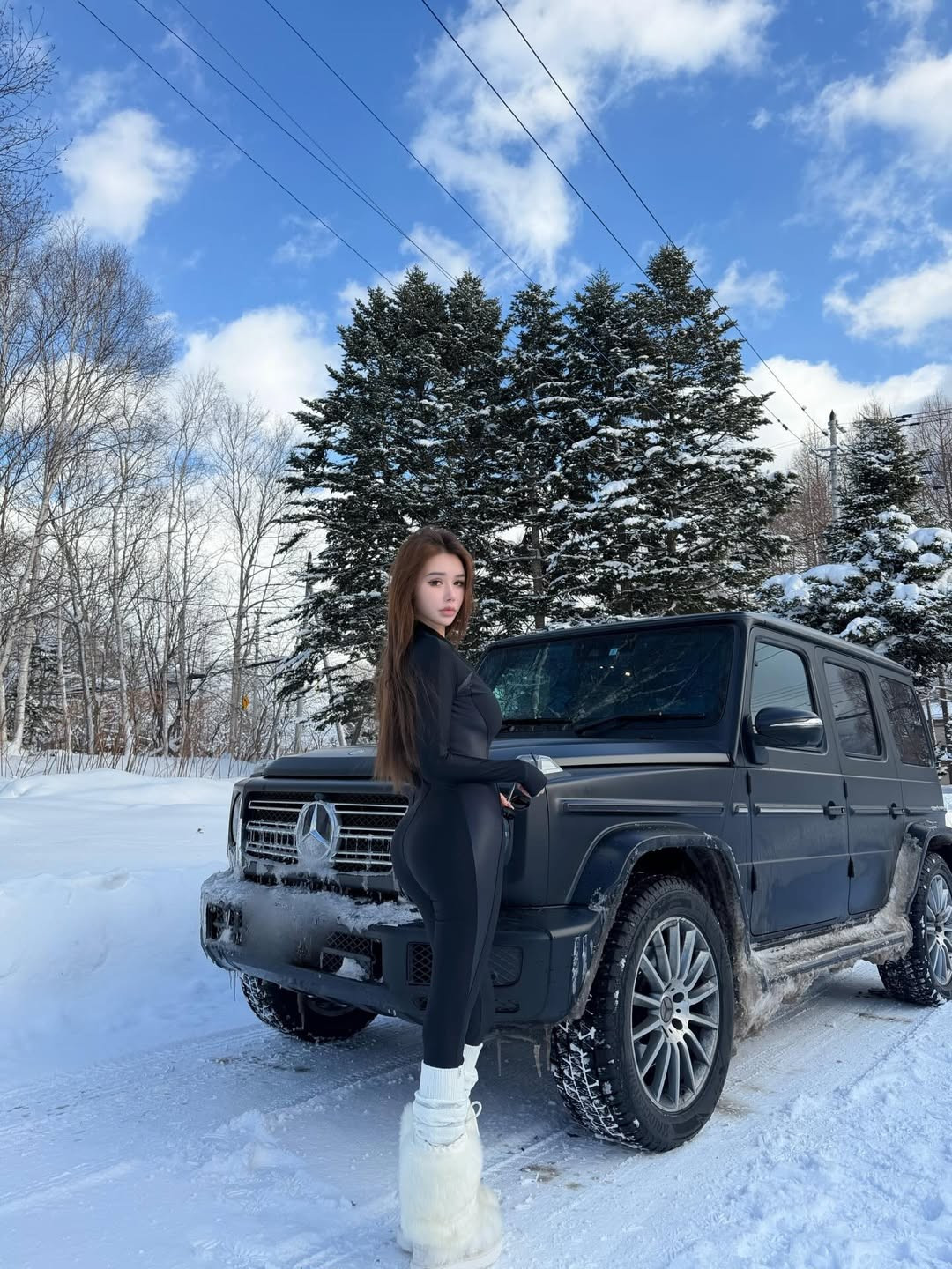 Không chỉ vậy, vóc dáng "đồng hồ cát" của cô với vòng eo con kiến và hông quả táo nảy nở khiến người đối diện không thể rời mắt. Bộ đồ ôm sát dường như được sinh ra để dành riêng cho cô, giúp tôn vinh triệt để lợi thế hình thể. (Ảnh: IGNV)