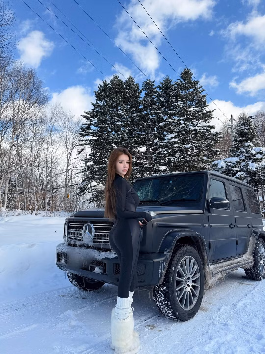 Không chỉ vậy, vóc dáng "đồng hồ cát" của cô với vòng eo con kiến và hông quả táo nảy nở khiến người đối diện không thể rời mắt. Bộ đồ ôm sát dường như được sinh ra để dành riêng cho cô, giúp tôn vinh triệt để lợi thế hình thể. (Ảnh: IGNV)