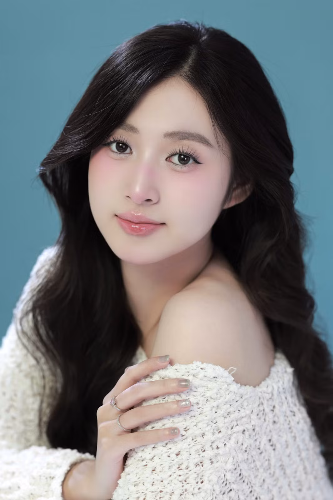 Nhìn Trâm Anh, người ta dễ dàng liên tưởng đến hình ảnh của những nàng công chúa trong truyện cổ tích. Cô sở hữu gương mặt bầu bĩnh với những đường nét hài hòa, làn da trắng mịn như sứ không tì vết.