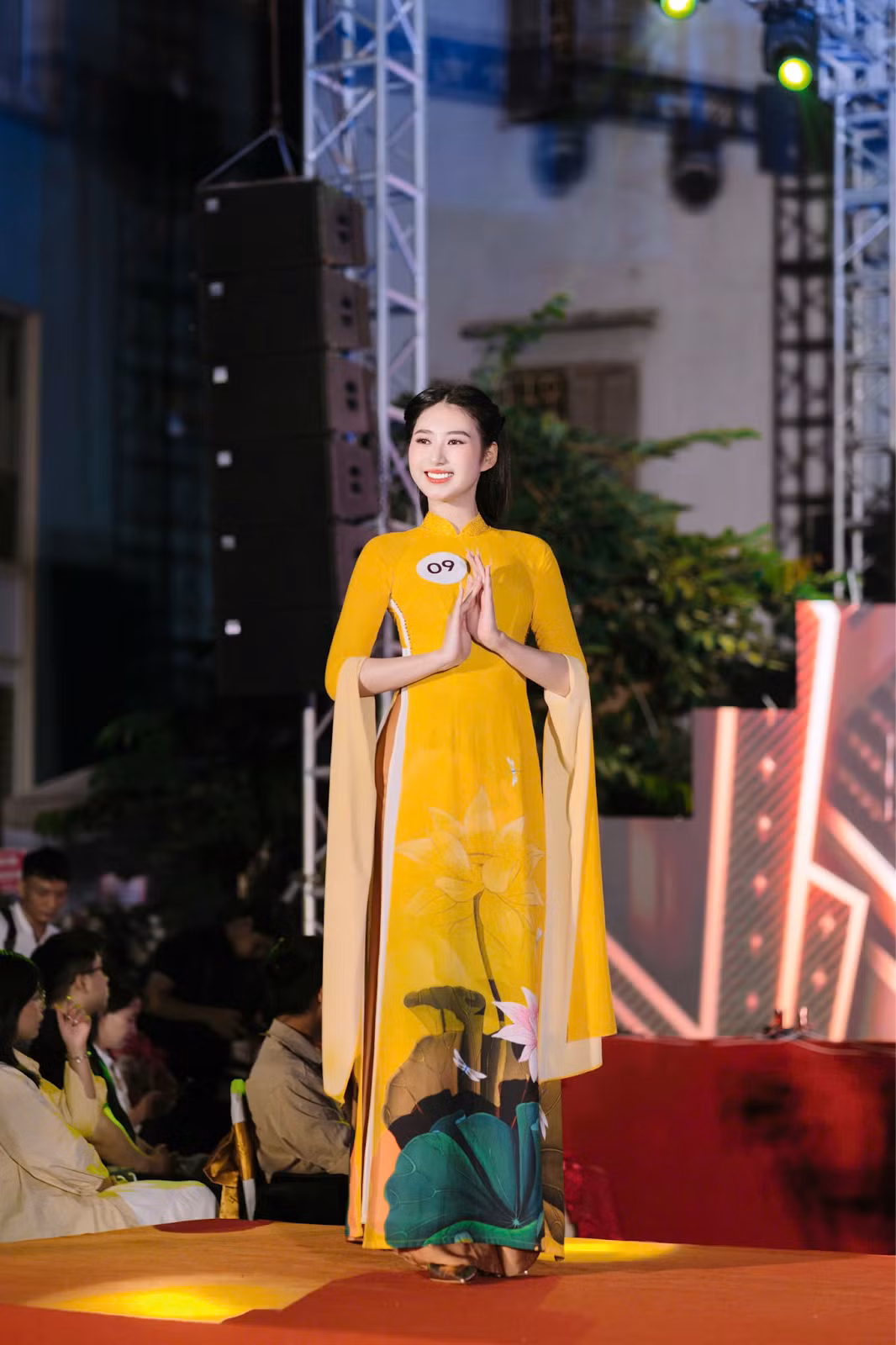 Sau thành công đầu tiên, Trâm Anh tiếp tục chứng minh tài năng khi tham gia cuộc thi Hoa khôi sinh viên thanh lịch toàn quốc 2024. Dù là thí sinh nhỏ tuổi nhất và đang học năm thứ nhất khoa Quản trị kinh doanh tại Học viện Phụ nữ Việt Nam, cô vẫn tự tin bước lên sân khấu và giành chiến thắng ấn tượng.