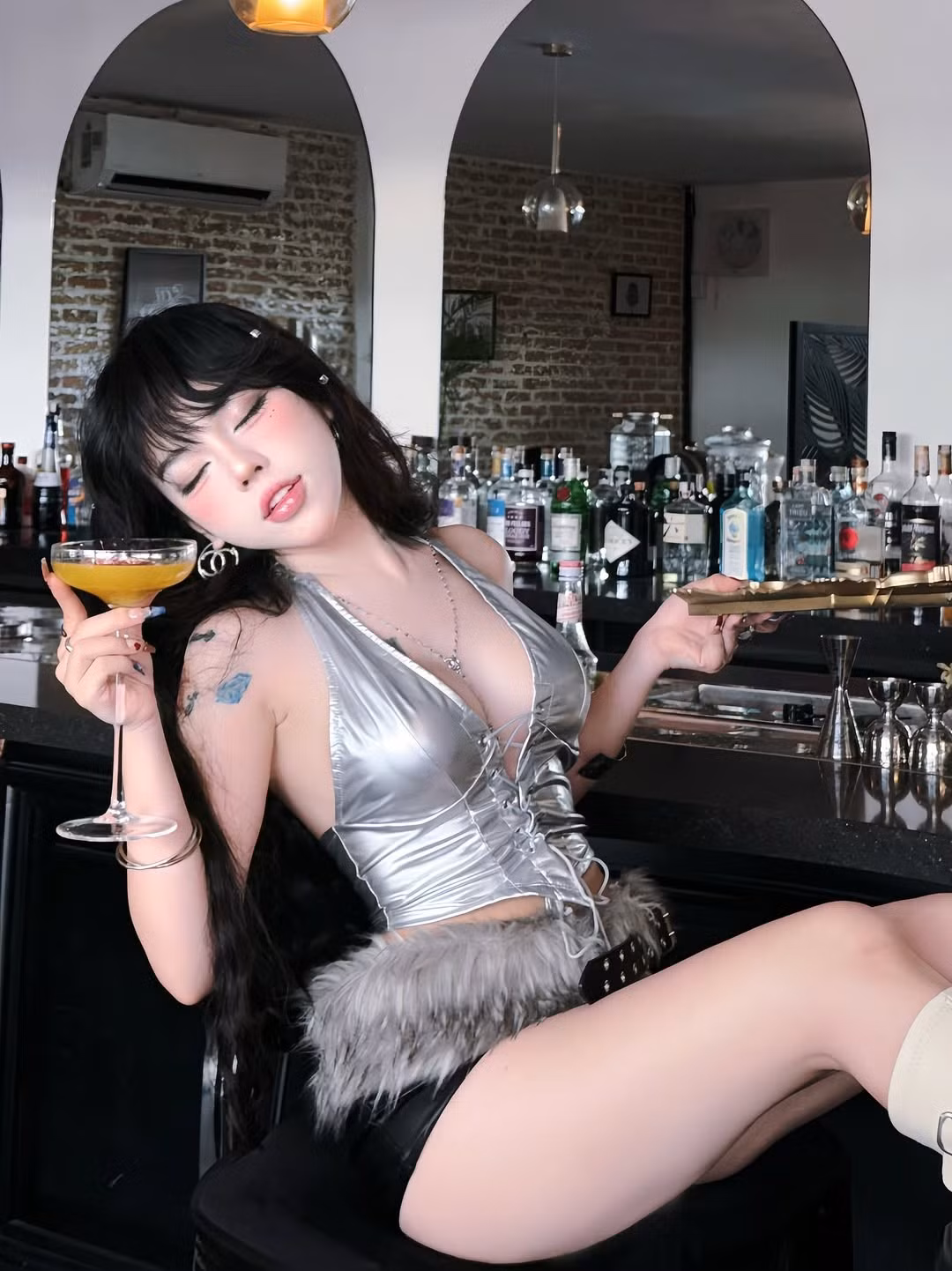 Không chỉ cuốn hút ánh nhìn bằng vẻ ngoài cá tính, cô nàng còn thể hiện sự am hiểu và khả năng kết hợp trang phục tinh tế, đưa người xem trở về thập niên 2000 đầy hoài niệm nhưng vẫn rất hiện đại. (Ảnh: IGNV)