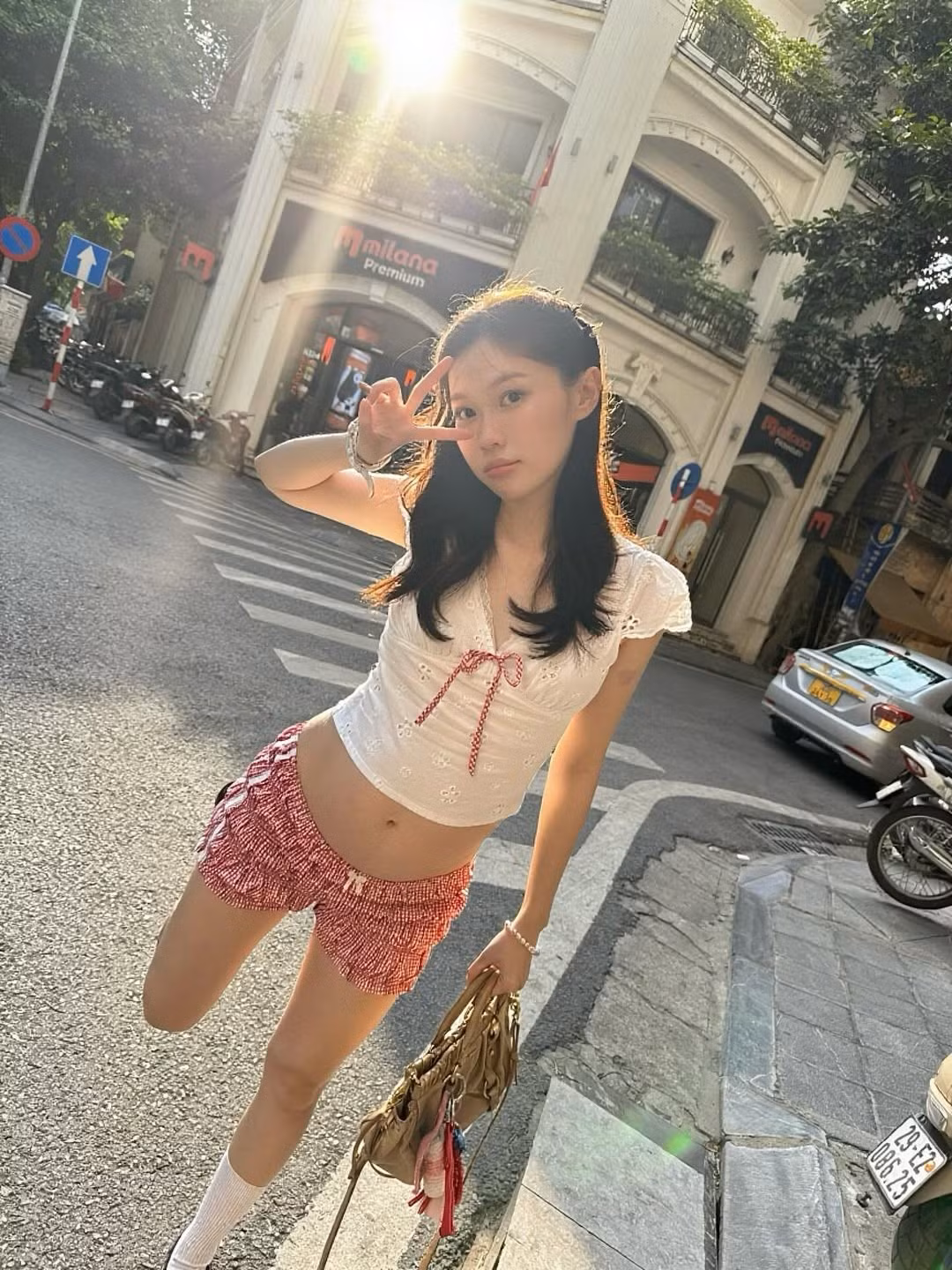 Trong những bức hình được chia sẻ, Ly Phạm xuất hiện với trang phục đơn giản nhưng vẫn tôn lên vóc dáng thon gọn dù đang ở giai đoạn thai kỳ.