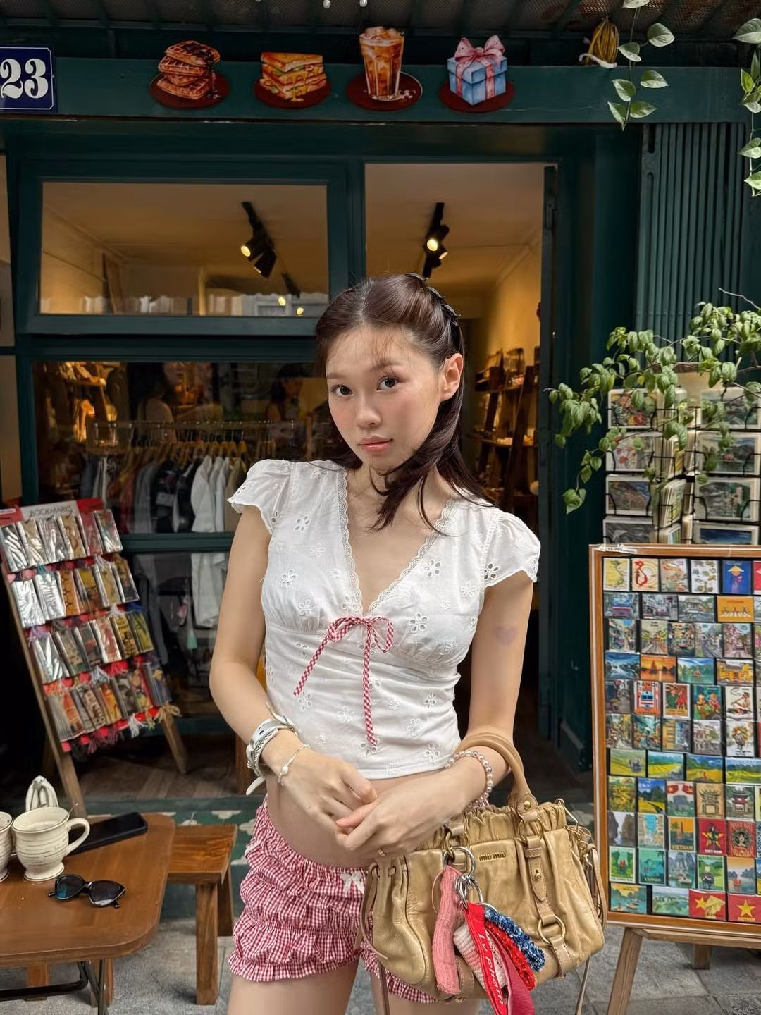 Ly Phạm, một cái tên quen thuộc trong giới hot girl Việt, đang khiến cộng đồng mạng xôn xao khi tự tin khoe bụng bầu "lùm lùm" nhưng vẫn giữ được phong thái cực kỳ "slay" và cuốn hút. Loạt ảnh mới được cô nàng đăng tải nhanh chóng thu hút sự chú ý và nhận về vô vàn lời khen ngợi từ người hâm mộ.