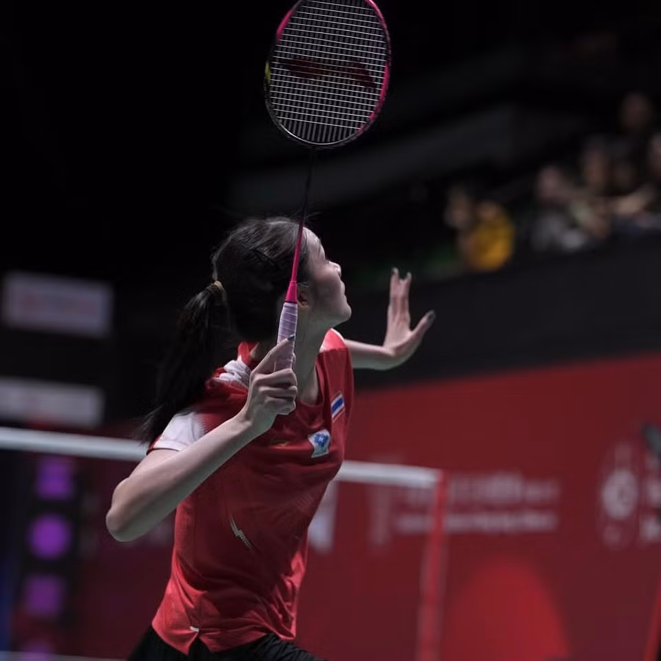 Pitchamon thu hút khán giả bởi thần thái trên sân thi đấu. Trên sân cầu lông, trong trang phục đấu, cô nàng toát lên vẻ mạnh mẽ, quyết đoán của một vận động viên chuyên nghiệp. (Ảnh: IGNV)