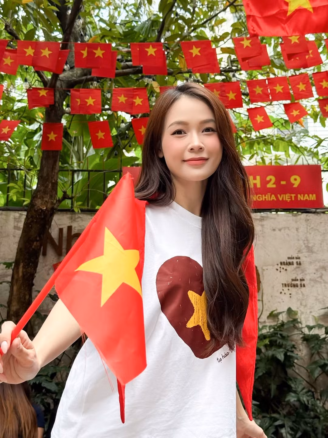 Hòa chung không khí hào hùng những ngày gần Quốc khánh 2/9 lịch sử, không chỉ Sam mà rất nhiều nghệ sĩ Việt đã thực hiện loạt ảnh thấm đẫm tinh thần yêu nước, góp phần lan tỏa không khí ngày lễ lớn của dân tộc. (Ảnh: IGNV)