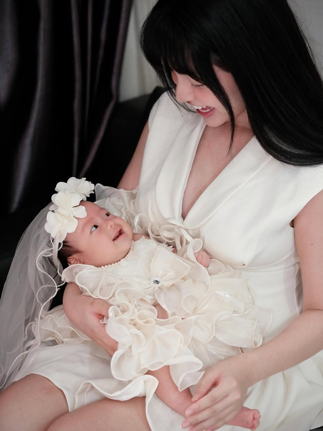 Cô nàng xuất hiện với mái tóc đen dài, trang điểm nhẹ nhàng, khoe trọn vẻ đẹp trưởng thành và tươi tắn của một "mẹ bỉm sữa" sau sinh. (Ảnh: IGNV)