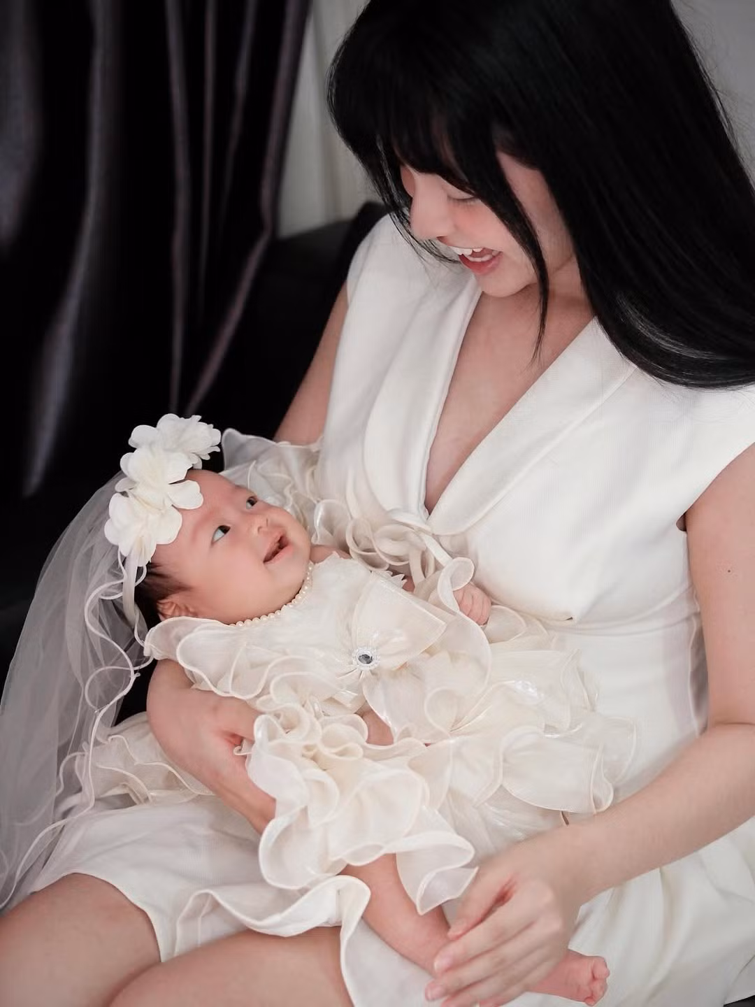 Cô nàng xuất hiện với mái tóc đen dài, trang điểm nhẹ nhàng, khoe trọn vẻ đẹp trưởng thành và tươi tắn của một "mẹ bỉm sữa" sau sinh. (Ảnh: IGNV)