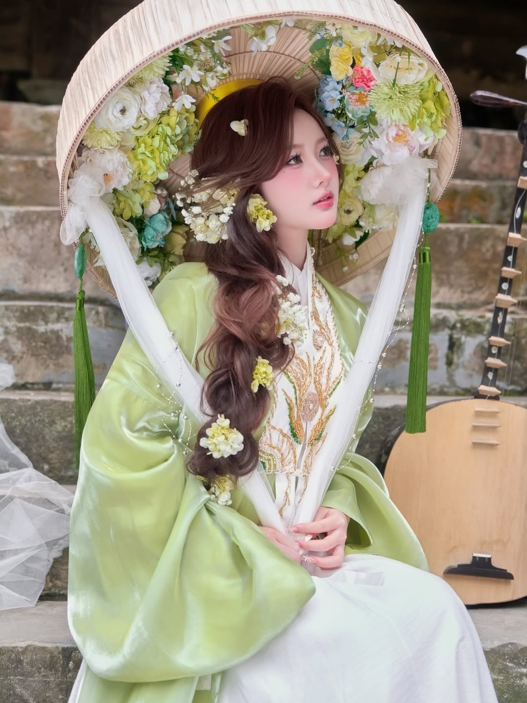 Trong bộ ảnh này, Diệu Linh chọn phong cách "clean girl" với lớp nền mỏng nhẹ như sương, đôi mắt được nhấn nhá bằng tông màu hồng đào dịu nhẹ, hàng mi cong tự nhiên giúp đôi mắt trông long lanh, có hồn hơn. (Ảnh: IGNV)