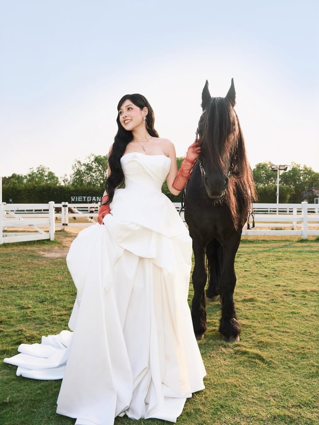 Sự kết hợp giữa nét dịu dàng của "nàng thơ" và vẻ hoang dã của thiên nhiên tạo nên những khung hình có chiều sâu, thoát khỏi những phong cách nhí nhảnh thường thấy. (Ảnh: IGNV)