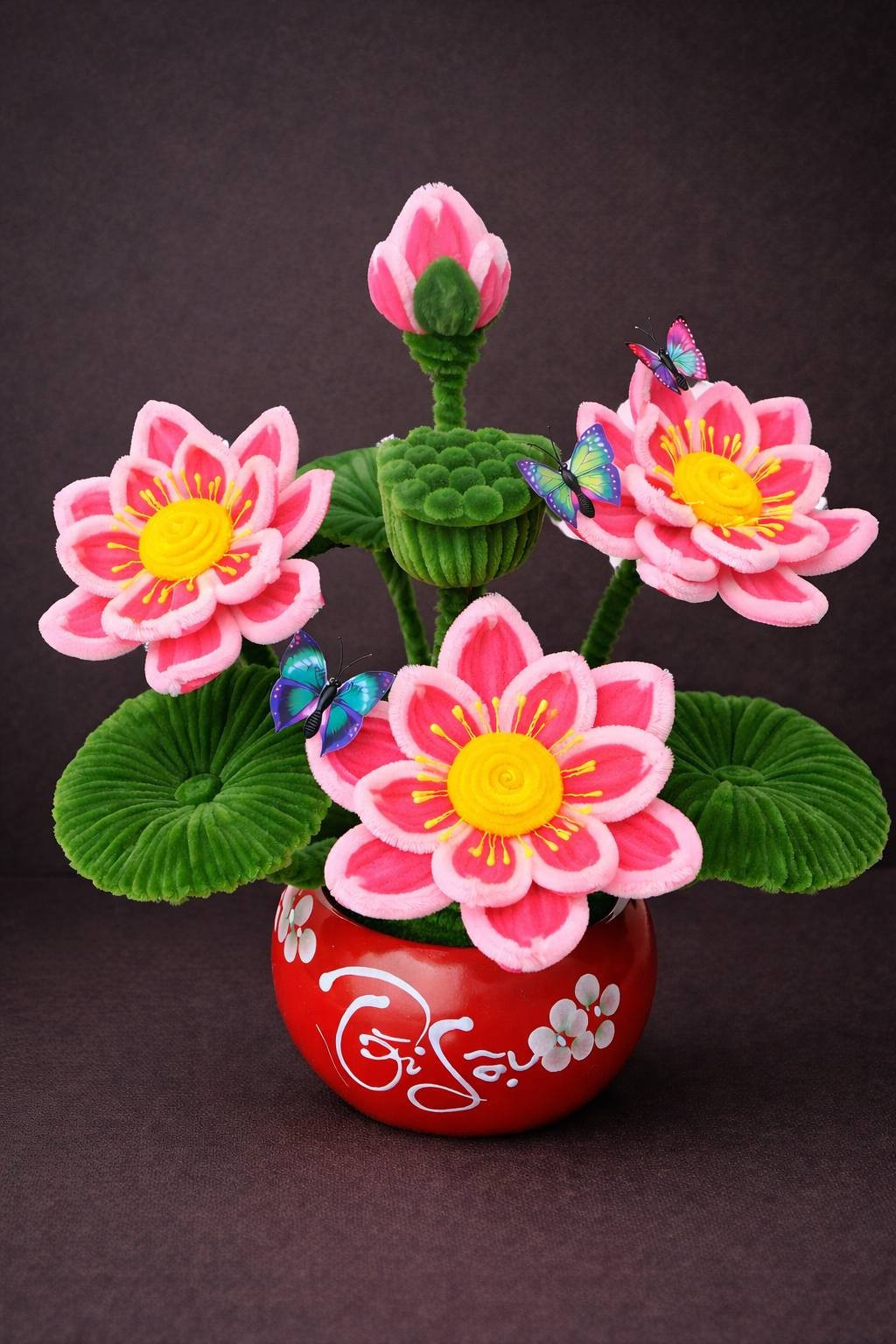 Dù đang tạo nên một cơn sốt không nhỏ, nhưng trào lưu hoa kẽm nhung cũng vấp phải những quan điểm trái chiều từ những người chơi hoa truyền thống. Nhiều người bày tỏ cái thú của ngày Tết nằm ở việc ngắm nhìn nụ hoa đào chúm chím nở sau một đêm, hay hít hà mùi hương dịu nhẹ của đóa vạn thọ, nhành mai. Vì vậy, việc thay thế hoàn toàn bằng hoa kẽm nhung bị nhiều người cho là làm mất đi cái "hồn" tự nhiên và sự thiêng liêng của không khí Tết cổ truyền.