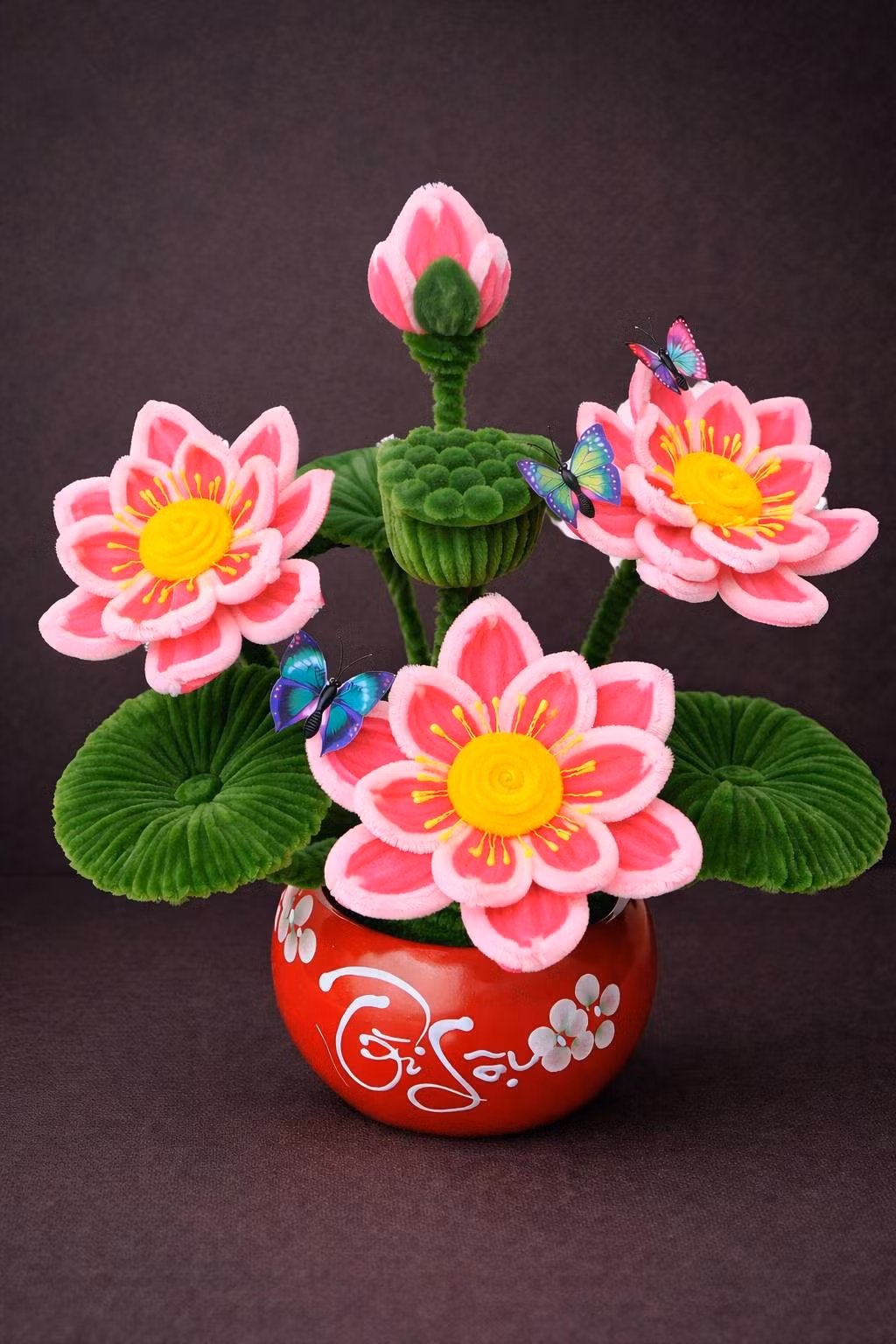 Dù đang tạo nên một cơn sốt không nhỏ, nhưng trào lưu hoa kẽm nhung cũng vấp phải những quan điểm trái chiều từ những người chơi hoa truyền thống. Nhiều người bày tỏ cái thú của ngày Tết nằm ở việc ngắm nhìn nụ hoa đào chúm chím nở sau một đêm, hay hít hà mùi hương dịu nhẹ của đóa vạn thọ, nhành mai. Vì vậy, việc thay thế hoàn toàn bằng hoa kẽm nhung bị nhiều người cho là làm mất đi cái "hồn" tự nhiên và sự thiêng liêng của không khí Tết cổ truyền.