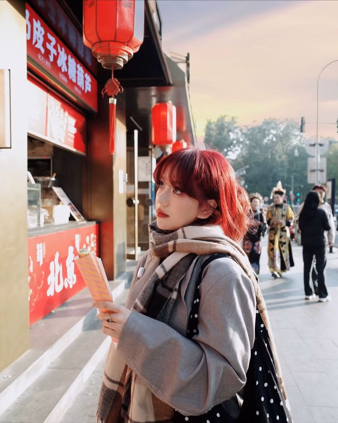 Trong những hình ảnh dạo phố, cô nàng gây ấn tượng với phong cách năng động, trẻ trung và vô cùng trendy. (Ảnh: IGNV)