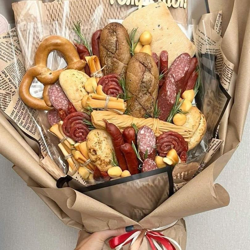 Một "bữa tiệc" mini với bánh mì, xúc xích, salami, phô mai... gói trong giấy báo cổ điển, cực kỳ sang trọng và... ngon miệng.