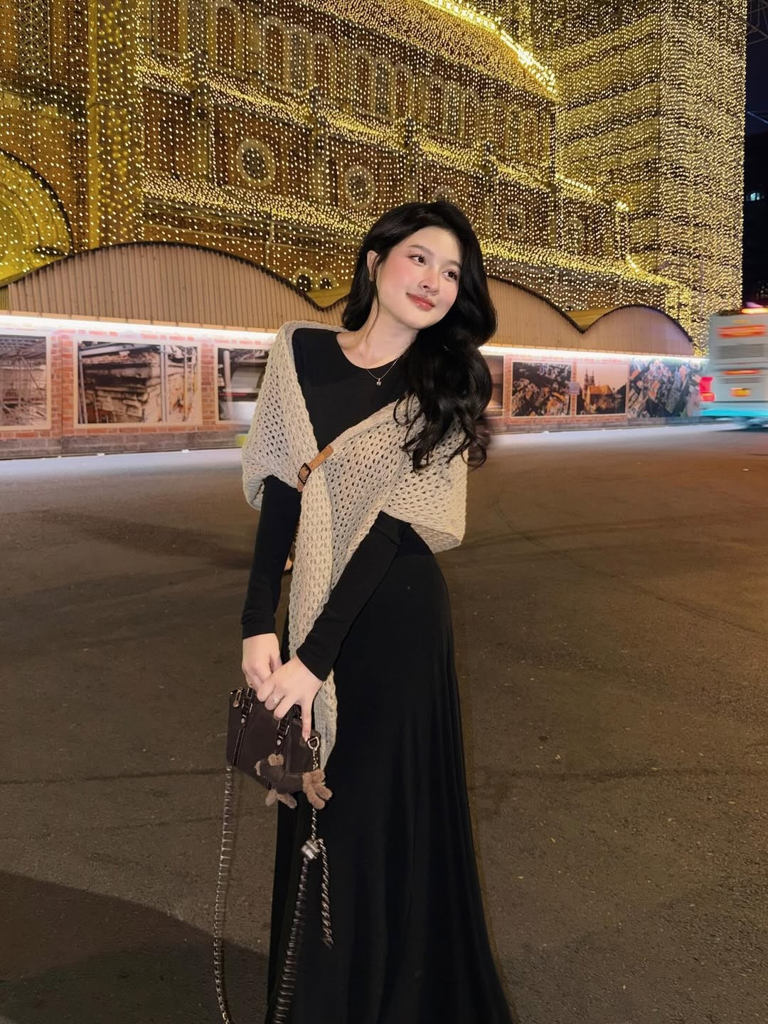 Cô nàng lựa chọn phụ kiện khá đơn giản chỉ với một chiếc túi màu nâu đậm nhẹ nhàng. (Ảnh: IG @ni_na_le_)