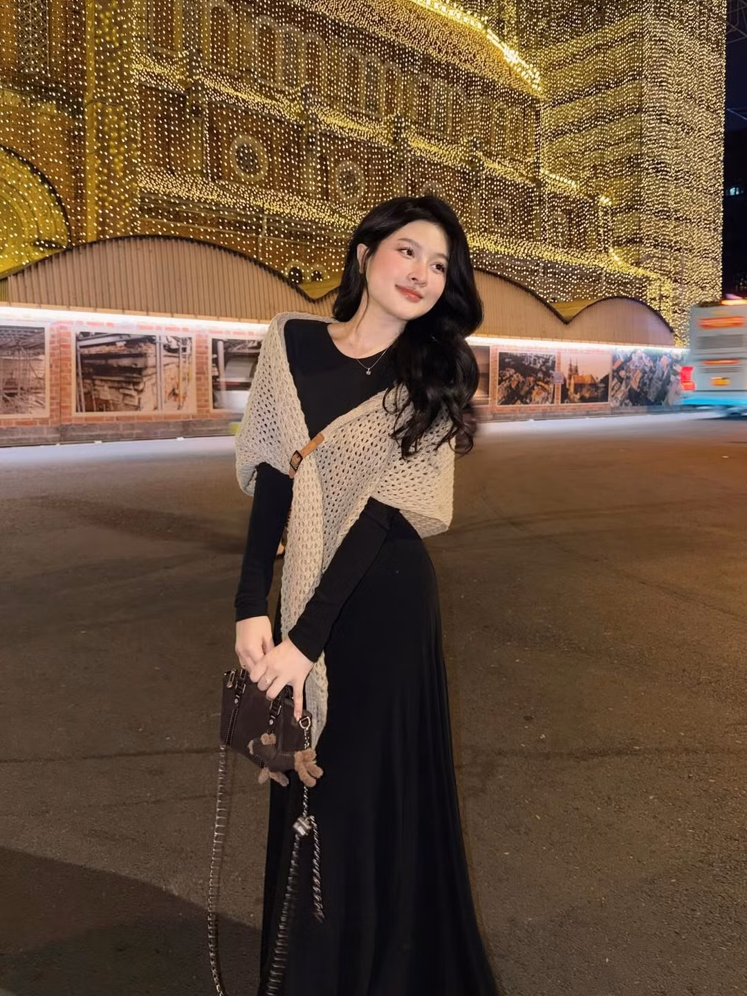 Cô nàng lựa chọn phụ kiện khá đơn giản chỉ với một chiếc túi màu nâu đậm nhẹ nhàng. (Ảnh: IG @ni_na_le_)