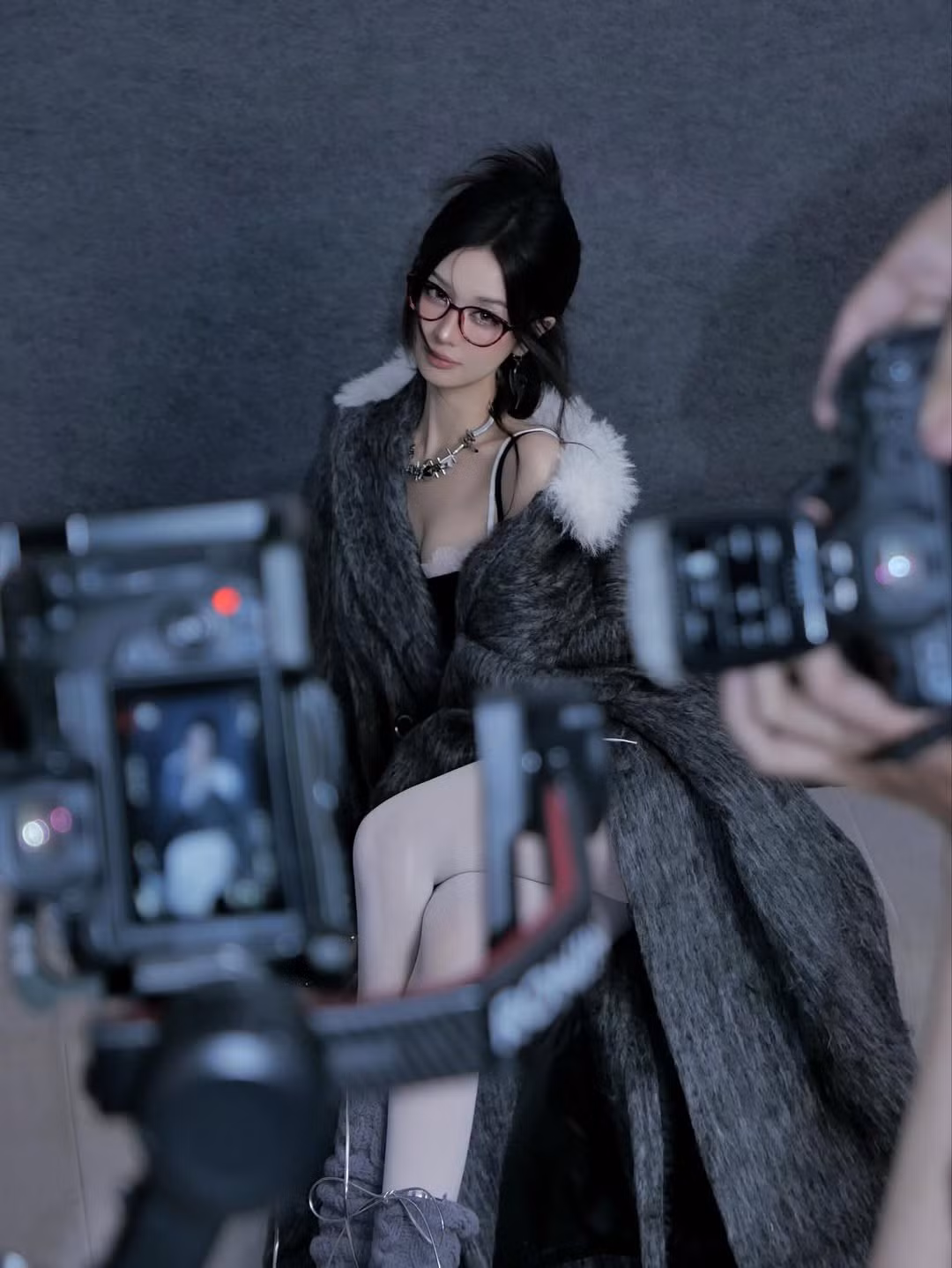 Jun Vũ diện chiếc áo khoác lông xù dáng dài màu xám tro, với phần cổ lông trắng tạo điểm nhấn sang trọng và đẳng cấp. (Ảnh: IGNV)