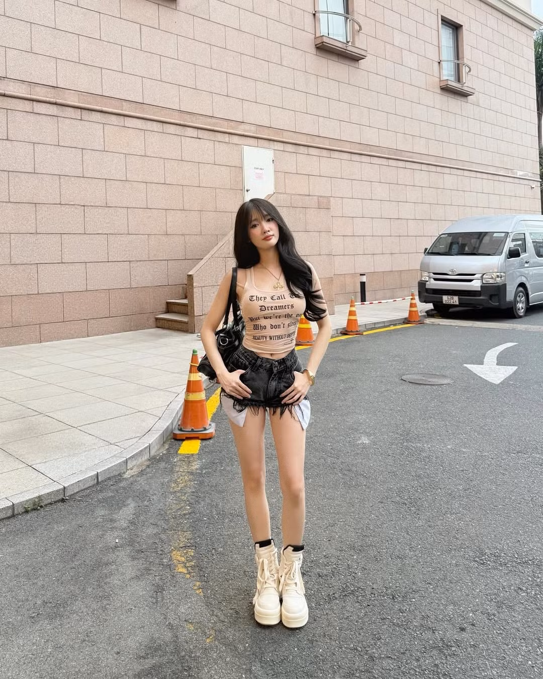 Vũ Thị Khánh Huyền là một trong những hot girl Gen Z nổi lên nhờ các video nhảy và thể hiện phong cách cá nhân trên TikTok, thu hút hàng triệu người theo dõi. Ban đầu cô nàng thu hút với nhan sắc ngọt ngào, xinh xắn. (Ảnh: IGNV)