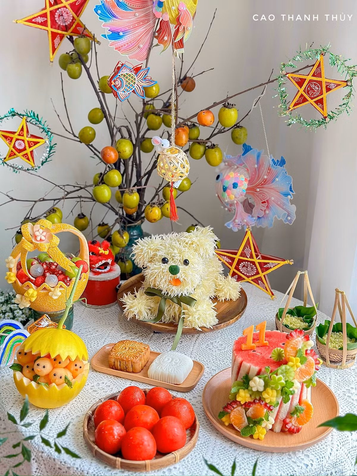 Với sự tỉ mỉ, khéo léo và óc sáng tạo vô tận, mâm cỗ của chị Thủy không chỉ đơn thuần là bày biện hoa trái mà còn là một thế giới cổ tích thu nhỏ, sinh động đến mức ai nhìn vào cũng phải trầm trồ và... không nỡ ăn. (Ảnh: FB Cao Thanh Thuỷ)