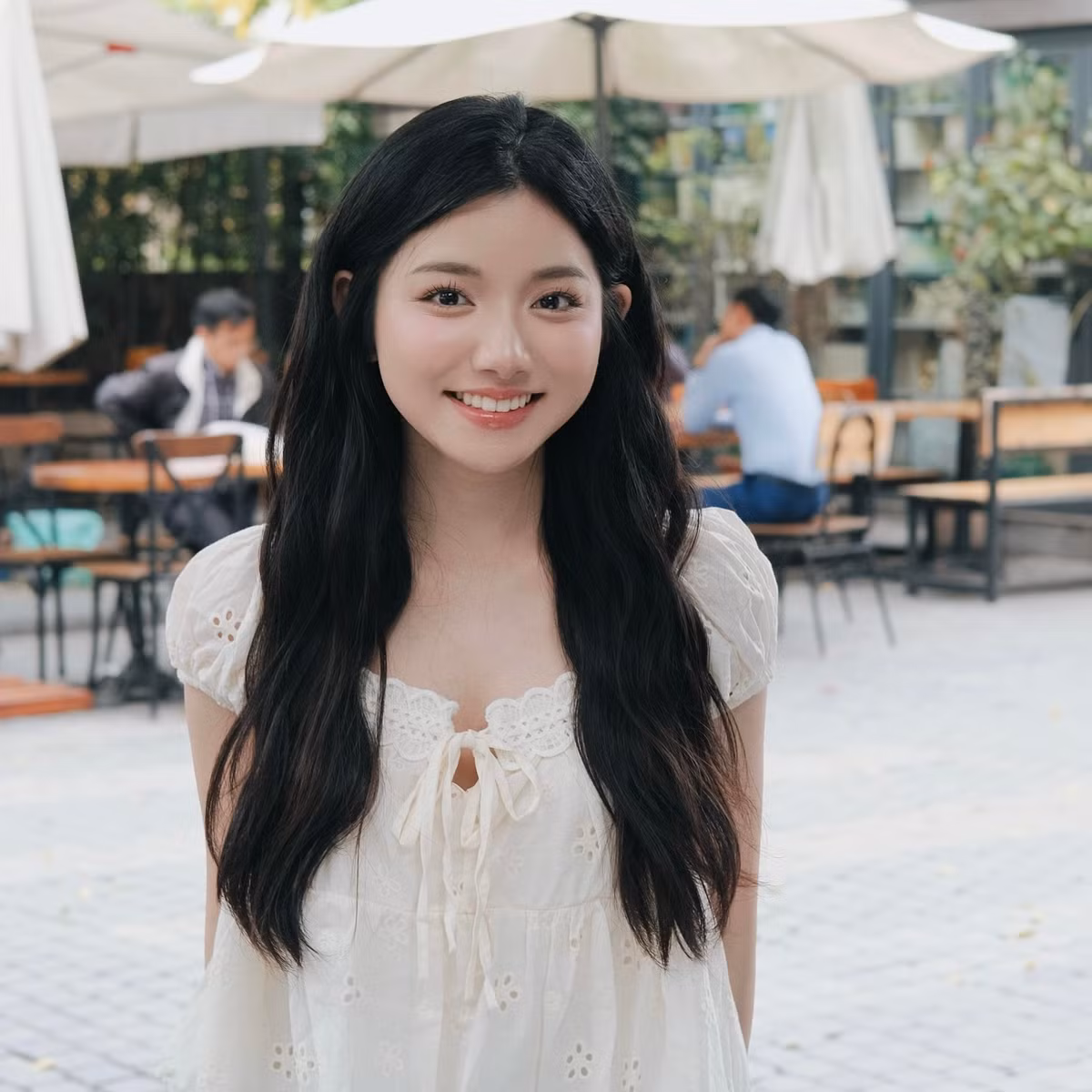 Phong cách trang điểm nhẹ nhàng, trong trẻo càng làm nổi bật đường nét thanh tú trên khuôn mặt cô nàng. (Ảnh: FBNV)