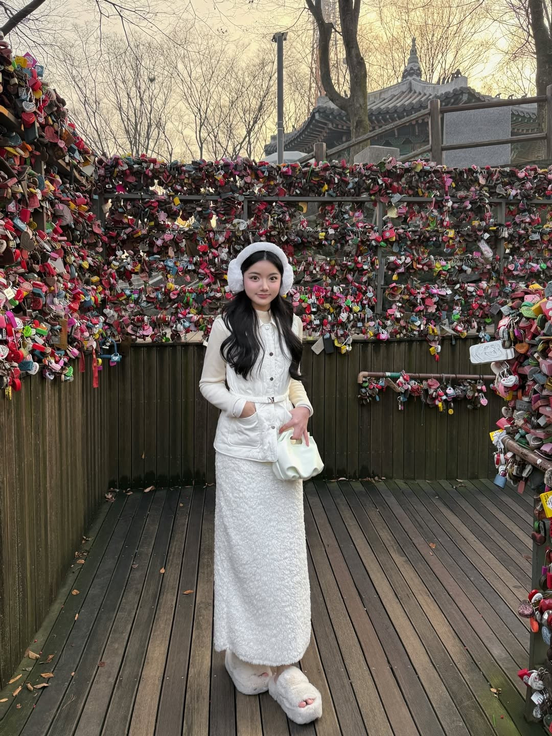 Dưới tiết trời se lạnh, Quỳnh Trương khéo léo phối áo phao gile cùng chân váy lông xù và đôi chụp tai ấm áp. (Ảnh: IGNV)