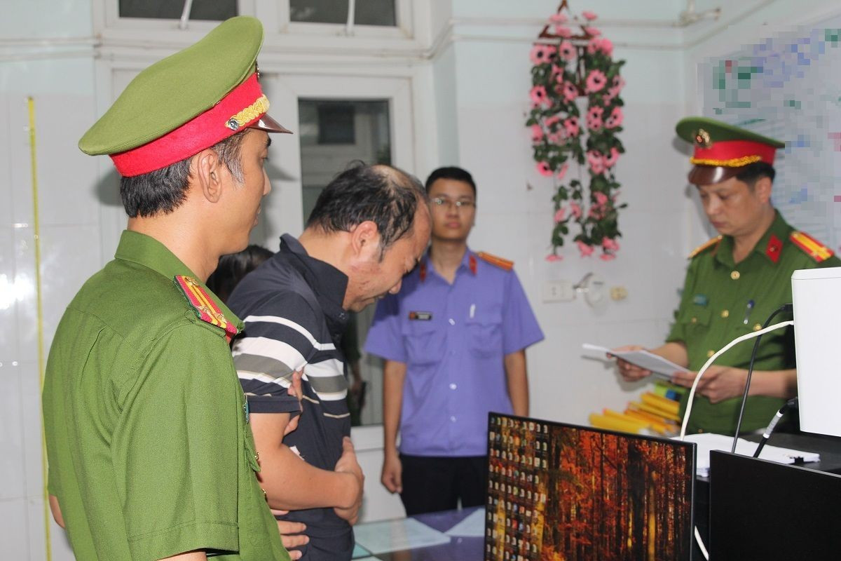 Văn phòng Cơ quan CSĐT Công an tỉnh Nghệ An thi hành Lệnh giữ người trong trường hợp khẩn cấp, tạm giữ hình sự đối với Trần Hữu Ba.