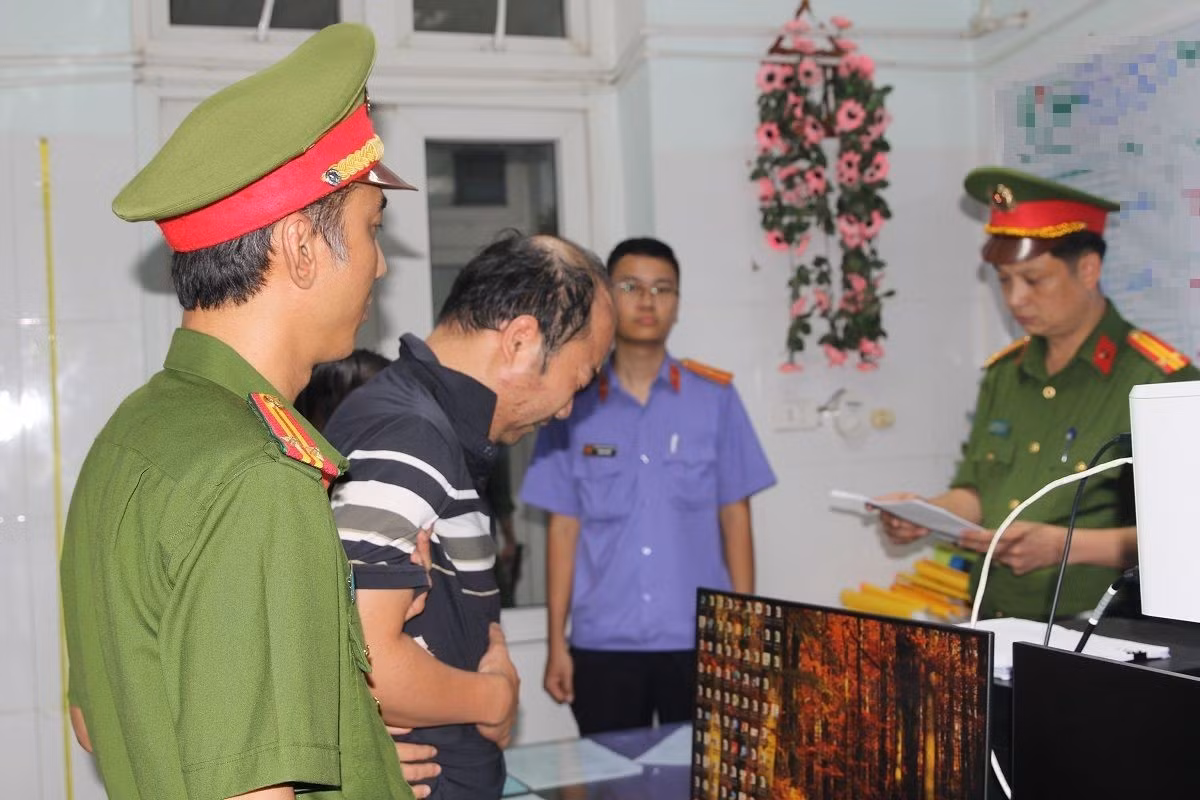 Văn phòng Cơ quan CSĐT Công an tỉnh Nghệ An thi hành Lệnh giữ người trong trường hợp khẩn cấp, tạm giữ hình sự đối với Trần Hữu Ba.