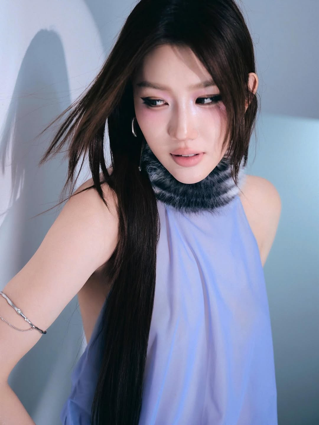 Phụ kiện găng tay ánh bạc và boots trắng tiệp màu với quần là những chi tiết tạo nên cá tính, phá vỡ cấu trúc “an toàn” của một bộ đồ pastel thông thường.