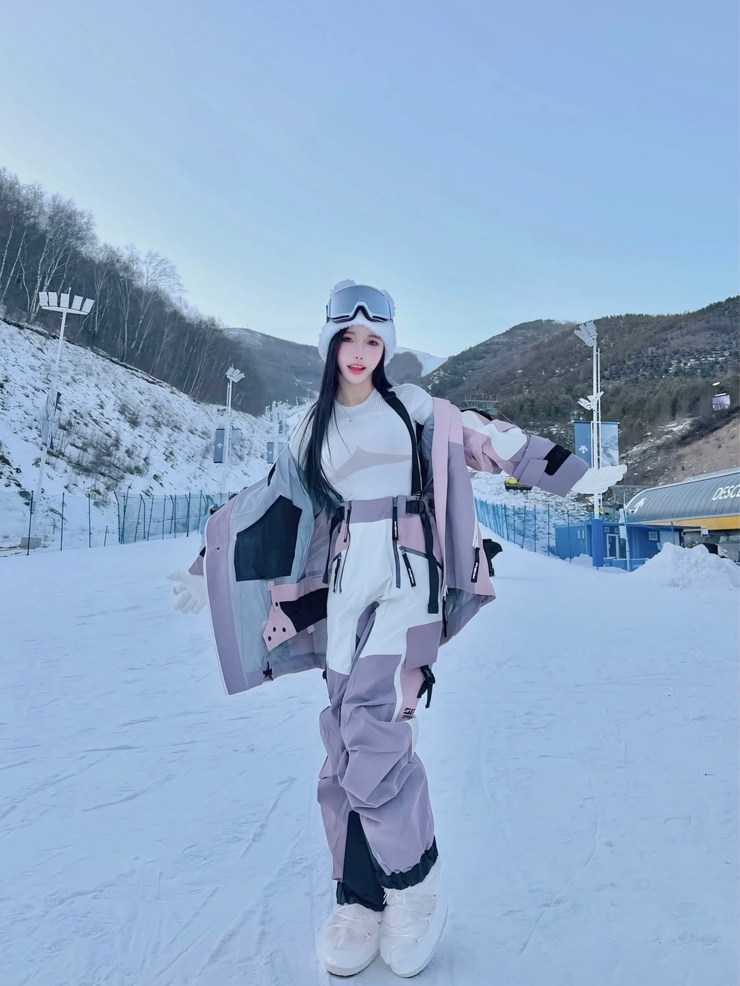 Khác với hình ảnh quen thuộc trên sân khấu DJ với những bộ cánh cắt xẻ táo bạo, lần này Amber Na xuất hiện tại khu trượt tuyết với gu thời trang ấn tượng, chứng minh rằng đồ thể thao mùa đông vẫn có thể sành điệu và tôn dáng tuyệt đối. (Ảnh: IGNV)