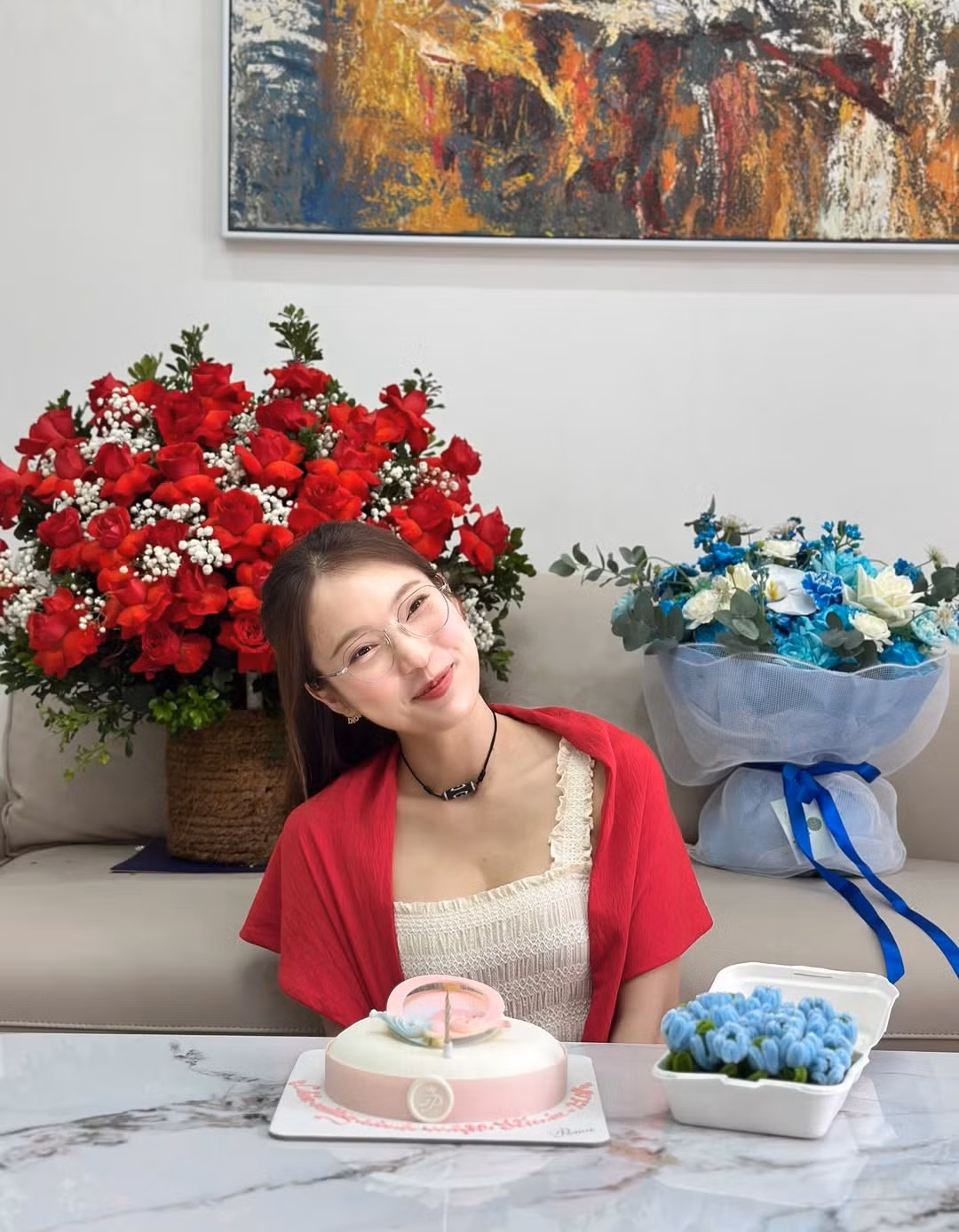 Nữ MC cũng chia sẻ thêm những tấm hình đón sinh nhật đầy ấm áp trong ngôi nhà của mình với chiếc bánh kem xinh xắn cùng những người cháu. (Ảnh: IGNV)