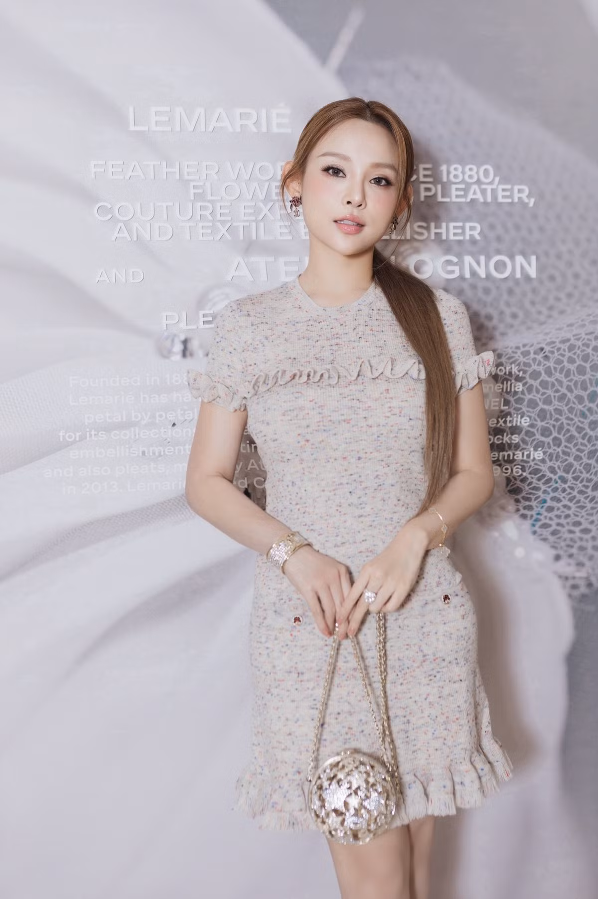 Dưới phần bình luận, cộng đồng mạng dành không ít lời khen ngợi cho nhan sắc của "chị đẹp". Dường như thời gian đã lãng quên Huyền Baby khi gương mặt cô vẫn giữ được những nét trẻ trung, thơ ngây nhưng lại pha chút mặn mà, cuốn hút của người phụ nữ trưởng thành. (Ảnh: IGNV)