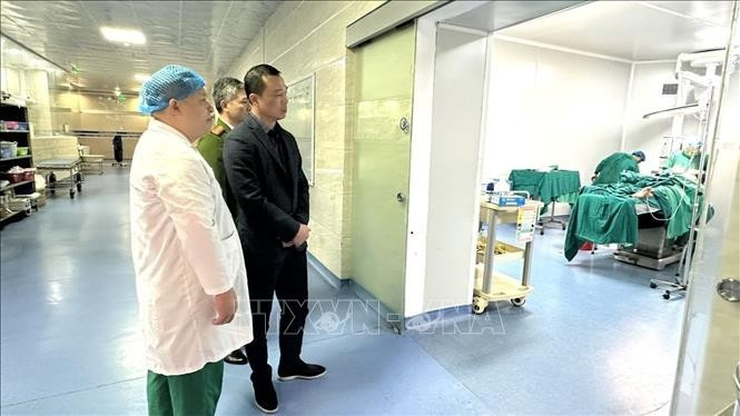 Thiếu tướng Tô Anh Dũng, Giám đốc Công an tỉnh Thanh Hóa cùng đại diện cấp ủy, chính quyền địa phương đến thăm hỏi, động viên các nạn nhân đang được cấp cứu, điều trị tại Bệnh viện Đa khoa quốc tế Hợp Lực. Ảnh: TTXVN phát