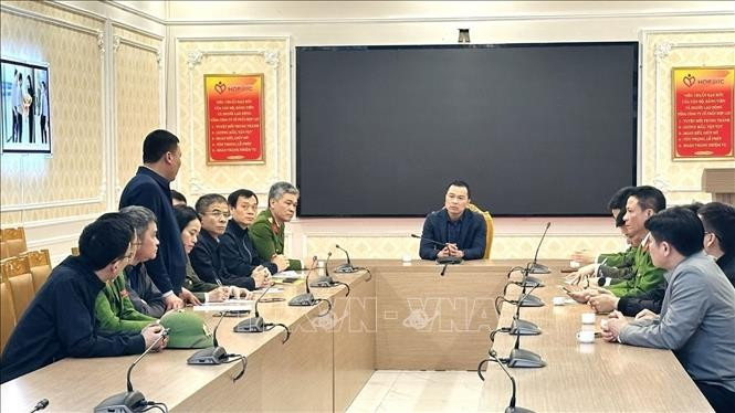 Thiếu tướng Tô Anh Dũng, Giám đốc Công an tỉnh Thanh Hóa chỉ đạo công tác điều tra và khắc phục hậu quả. Ảnh: TTXVN phát