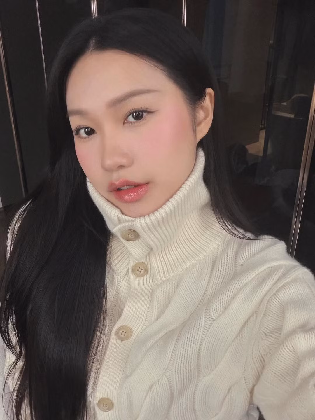 Dù ở vai trò nào, cô vẫn giữ vững hình ảnh một nàng WAGs tài sắc vẹn toàn với gu thời trang tinh tế, không phô trương nhưng luôn biết cách tỏa sáng. (Ảnh: IGNV)