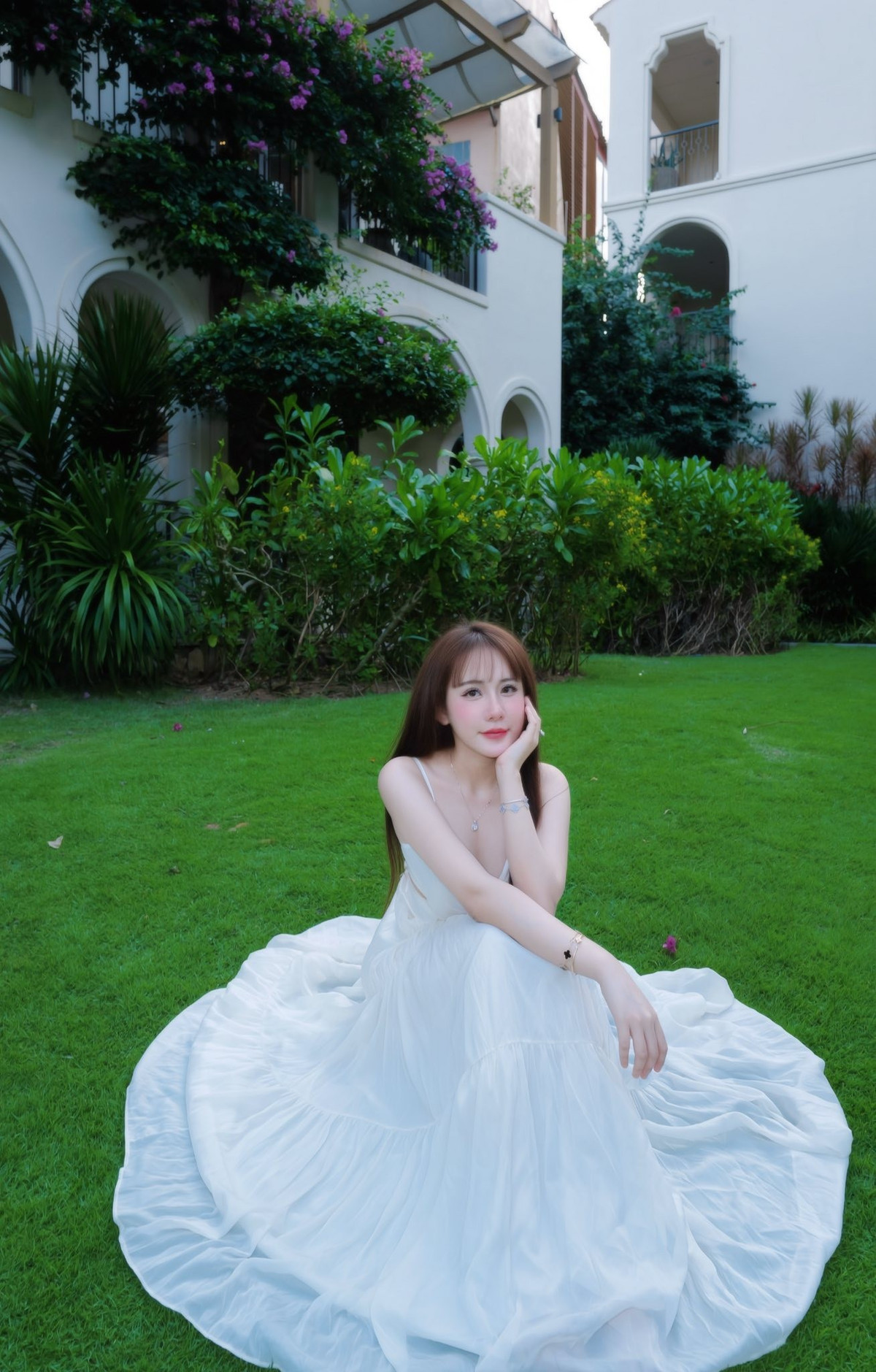 Điểm nhấn của bộ trang phục chính là phần thiết kế hai dây sexy nhưng vẫn giữ được nét dịu dàng, nữ tính đặc trưng. Màu trắng tinh khôi càng tôn lên làn da trắng mịn và vẻ đẹp tự nhiên của nữ cơ thủ sinh năm 2001. (Ảnh: FBNV)